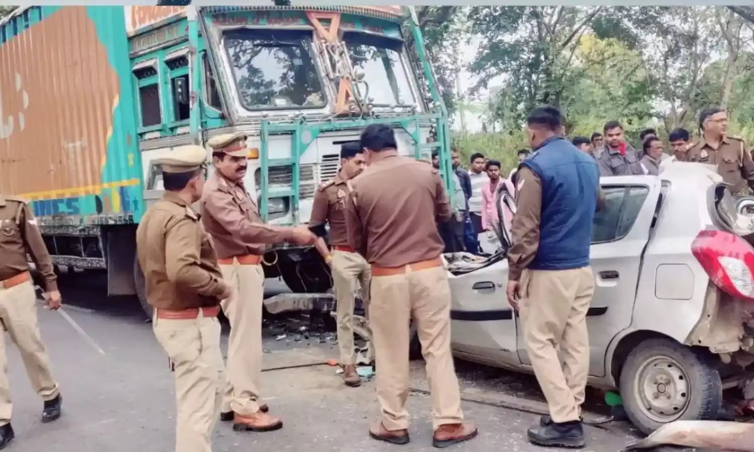 ट्रक में घुसी कार, भोपाल के 4 लोगों की मौत, प्रयागराज से लौटते समय हुआ हादसा…