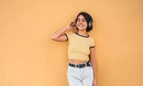 दिन भर में कितने घंटे लगाएं रखें हेडफोन, जानें क्या कहते हैं एक्सपर्ट