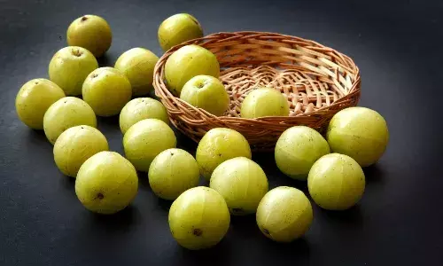 आंवला से बालों को पोषण और मजबूती, लेकिन इन गलतियों से बचें