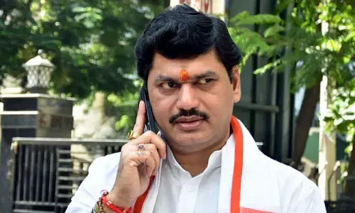 NCP मंत्री धनंजय मुंडे ने दिया इस्तीफा, सीएम देवेंद्र फडणवीस ने किया स्वीकार