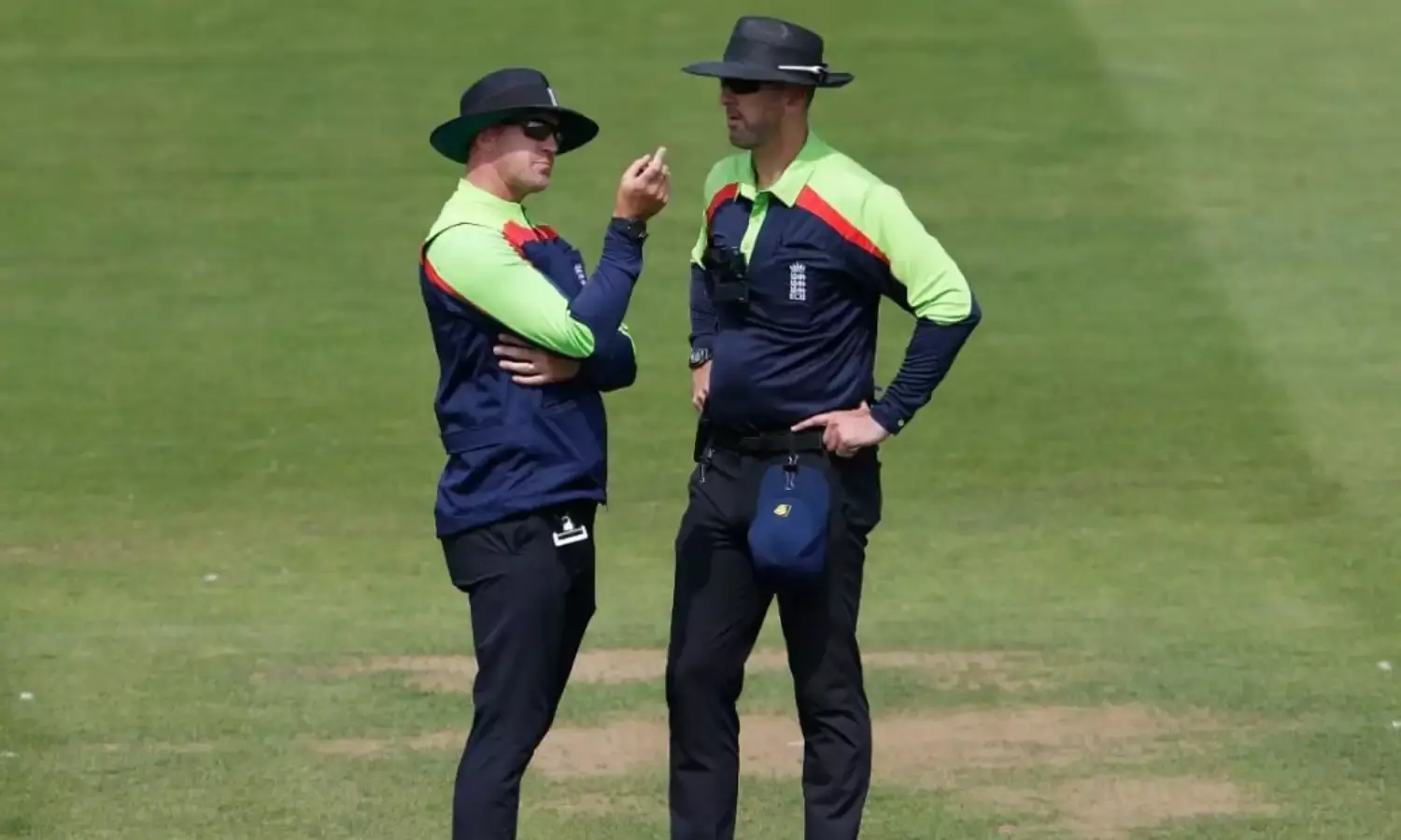 LIVE मैच में बल्लेबाज को आई नींद! अंपायर के फैसले ने सबको किया हैरान...