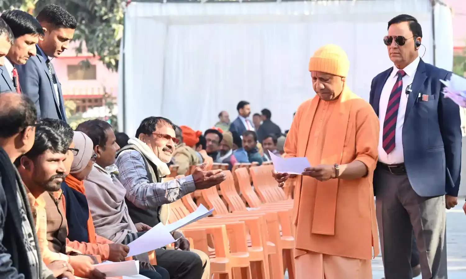 सीएम योगी ने जनता दर्शन में सुनीं 250 से अधिक लोगों की समस्याएं…