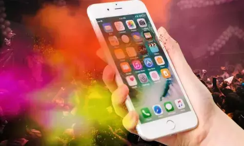 होली खेलते समय नहीं रहेगा Smartphone के खराब होने का डर, बस कर लें ये उपाय