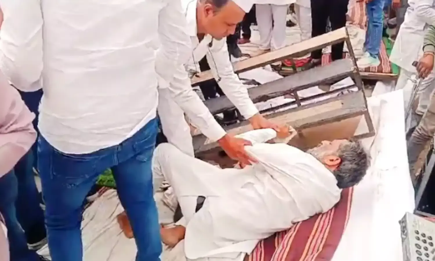 मंच टूटा, 10 से ज्यादा कार्यकर्ता घायल,  प्रदर्शन रोकने के लिए पुलिस ने किया वाटर कैनन का उपयोग...