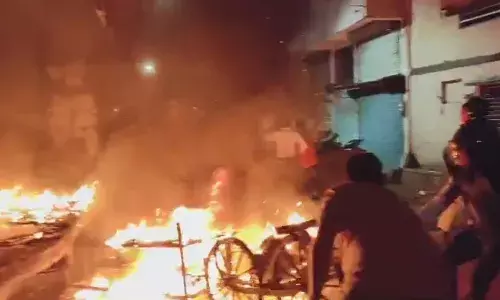 भारत के जीत की रैली में जामा मस्जिद के पास विवाद, दो पक्षों में पथराव, आगजनी और तोड़फोड़