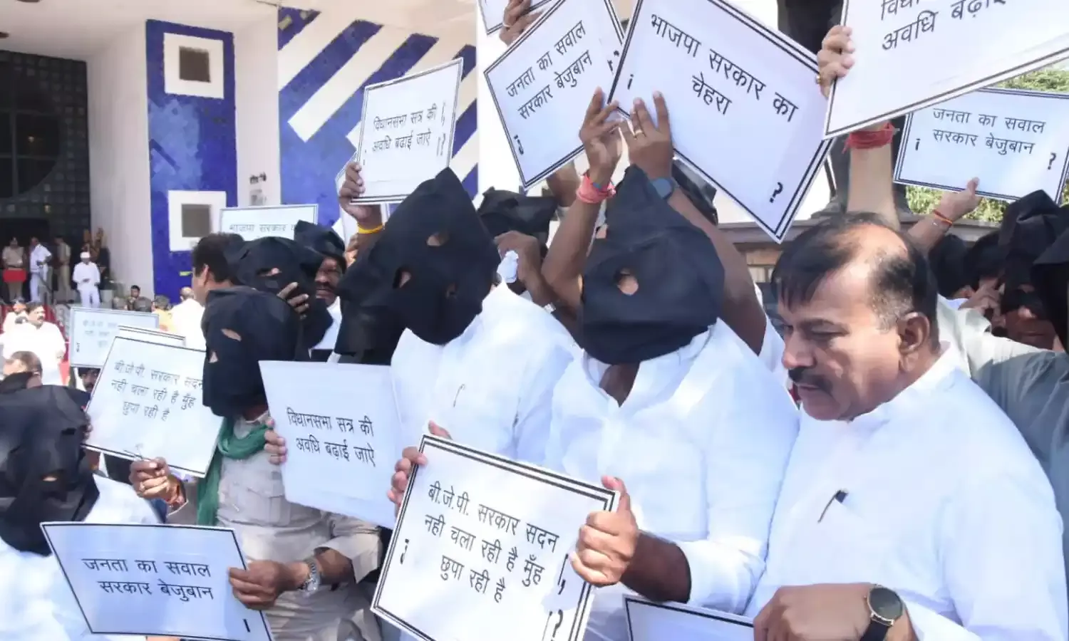 काले नकाब में कांग्रेस का प्रदर्शन, गंगाजल लेकर आए बीजेपी विधायक…