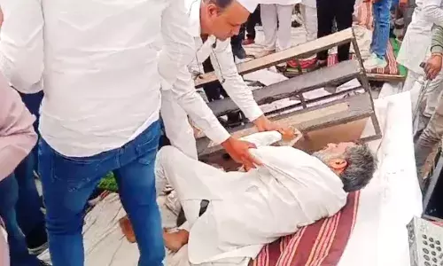 मंच टूटा, 10 से ज्यादा कार्यकर्ता घायल,  प्रदर्शन रोकने के लिए पुलिस ने किया वाटर कैनन का उपयोग...