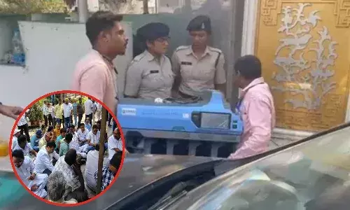 भूपेश बघेल के घर नोट गिनने की मशीन लेकर पहुंचे अधिकारी, कांग्रेस नेताओं का विरोध जारी