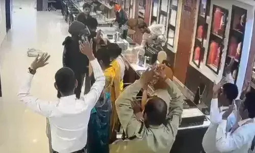 आरा में तनिष्क शोरूम में दिनदहाड़े 25 लाख की डकैती, दो लुटेरे मुठभेड़ में घायल