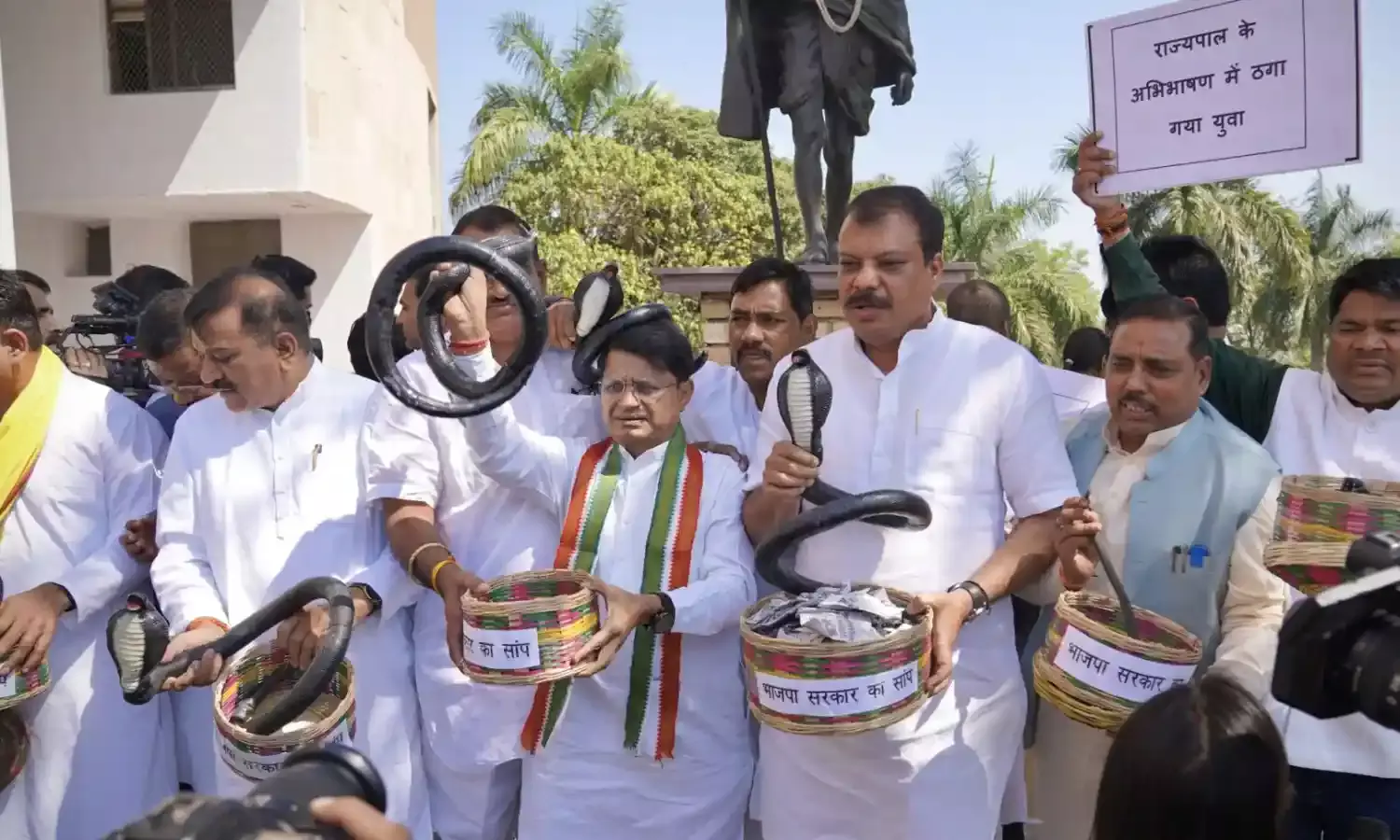 टोकरी में सांप लेकर पहुंचे उमंग सिंघार, कहा - युवाओं को डसना बंद करे सरकार