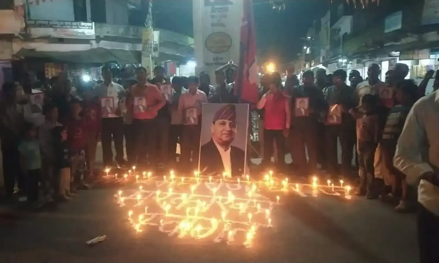 पूर्व राजा की रैली में सीएम योगी आदित्यनाथ के लहराए पोस्टर… पूर्व राजा की रैली में सीएम योगी आदित्यनाथ के लहराए पोस्टर…