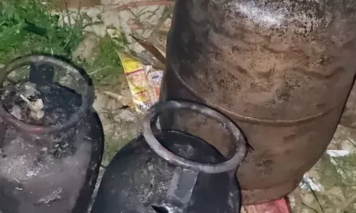 आनंद विहार के पास झुग्गी में लगी आग, तीन मजदूरों की मौत