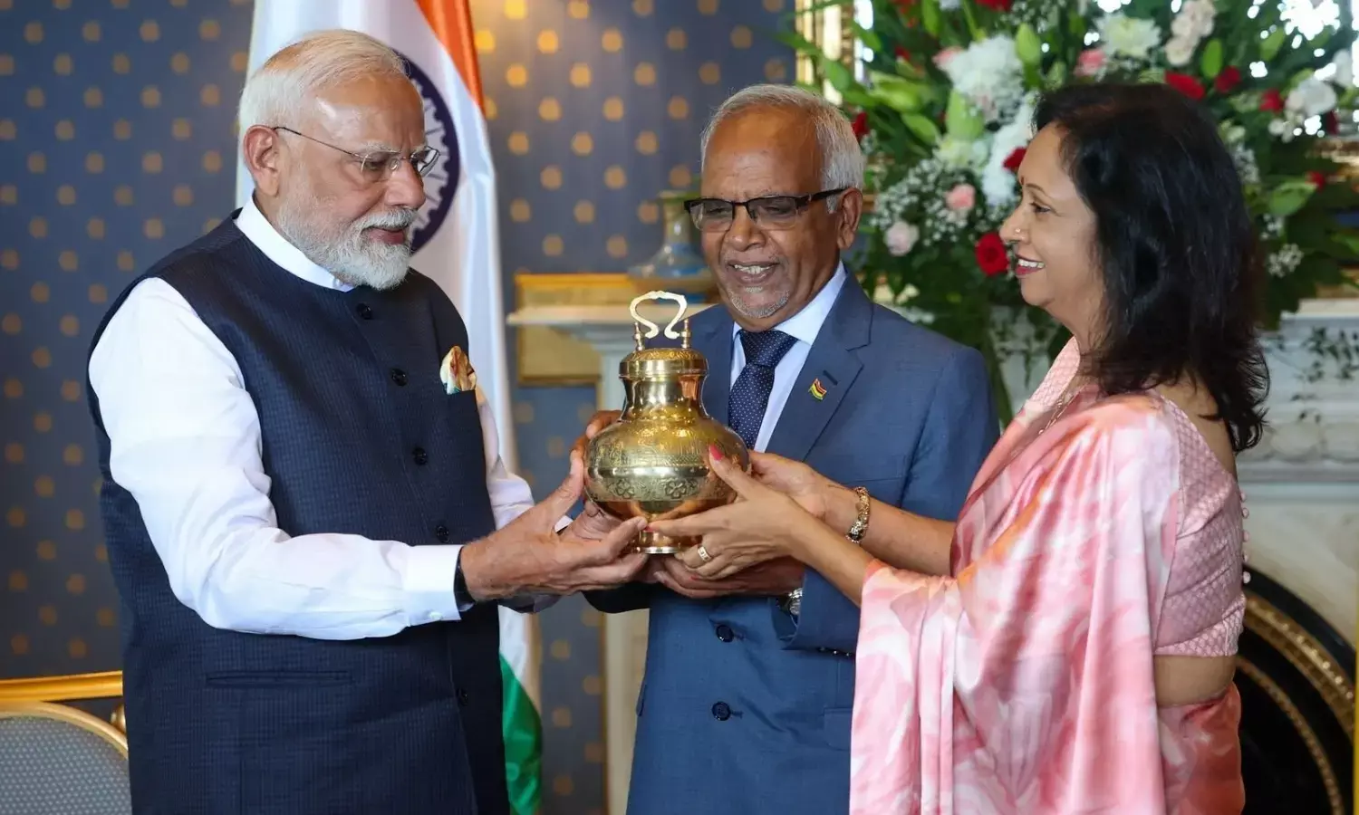 मॉरीशस में सर्वोच्च पुरस्कार से नवाजे गए प्रधानमंत्री नरेंद्र मोदी, अब तक 21 देश दे चुके हैं सम्मान मॉरीशस में सर्वोच्च पुरस्कार से नवाजे गए प्रधानमंत्री नरेंद्र मोदी, अब तक 21 देश दे चुके हैं सम्मान
