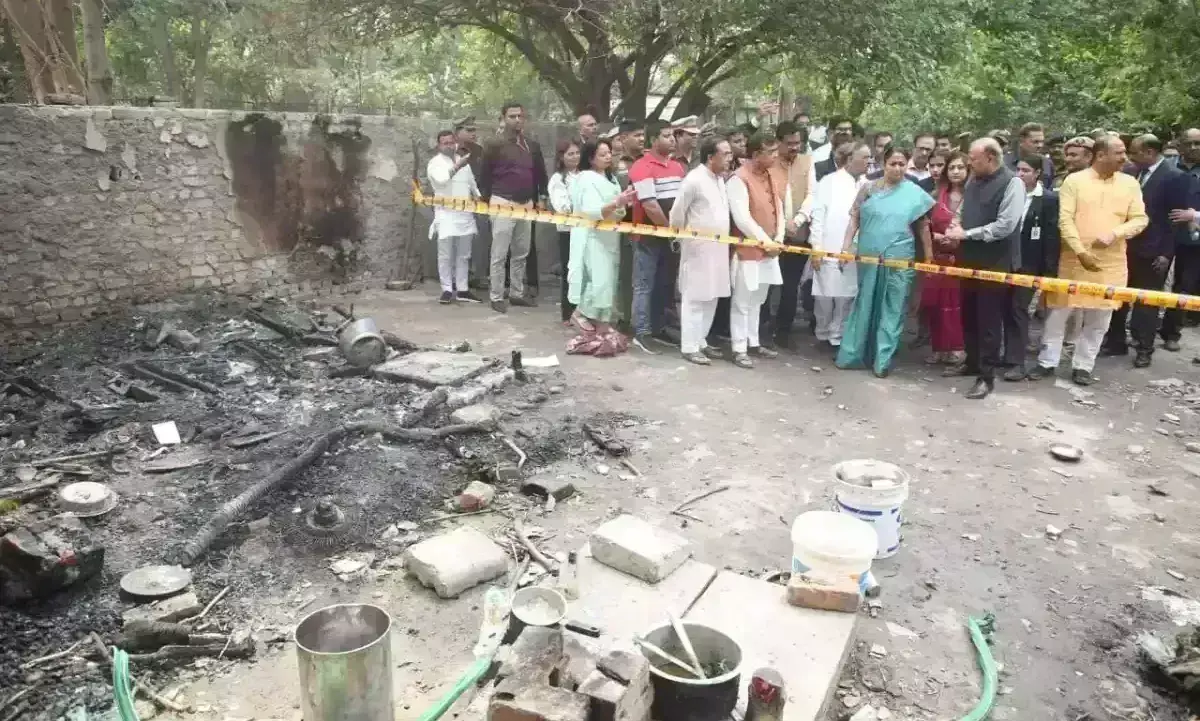 Delhi : झुग्गी में आग लगने से तीन लोगों की मौत, सीएम रेखा गुप्ता ने किया मुआवजे का एलान