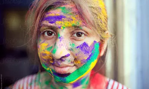 होली के पक्के रंग हटाने के लिए अपनाएं ये घरेलू उपाय