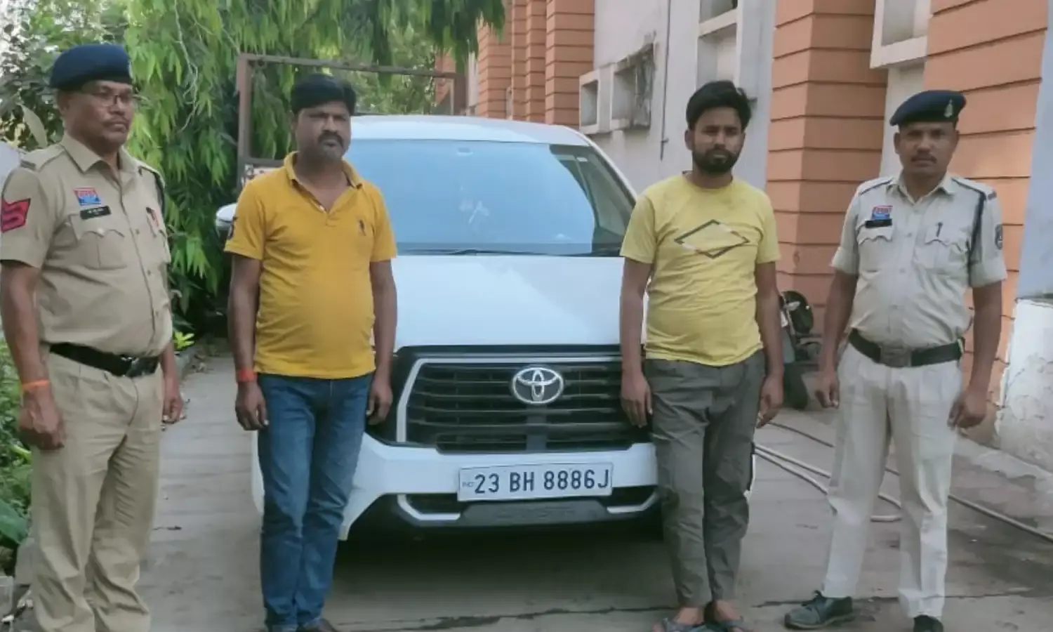 हवाला या सट्टे की रकम होने का शक, 2 आरोपी गिरफ्तार, मामले की जांच आयकर विभाग को सौंपी गई…