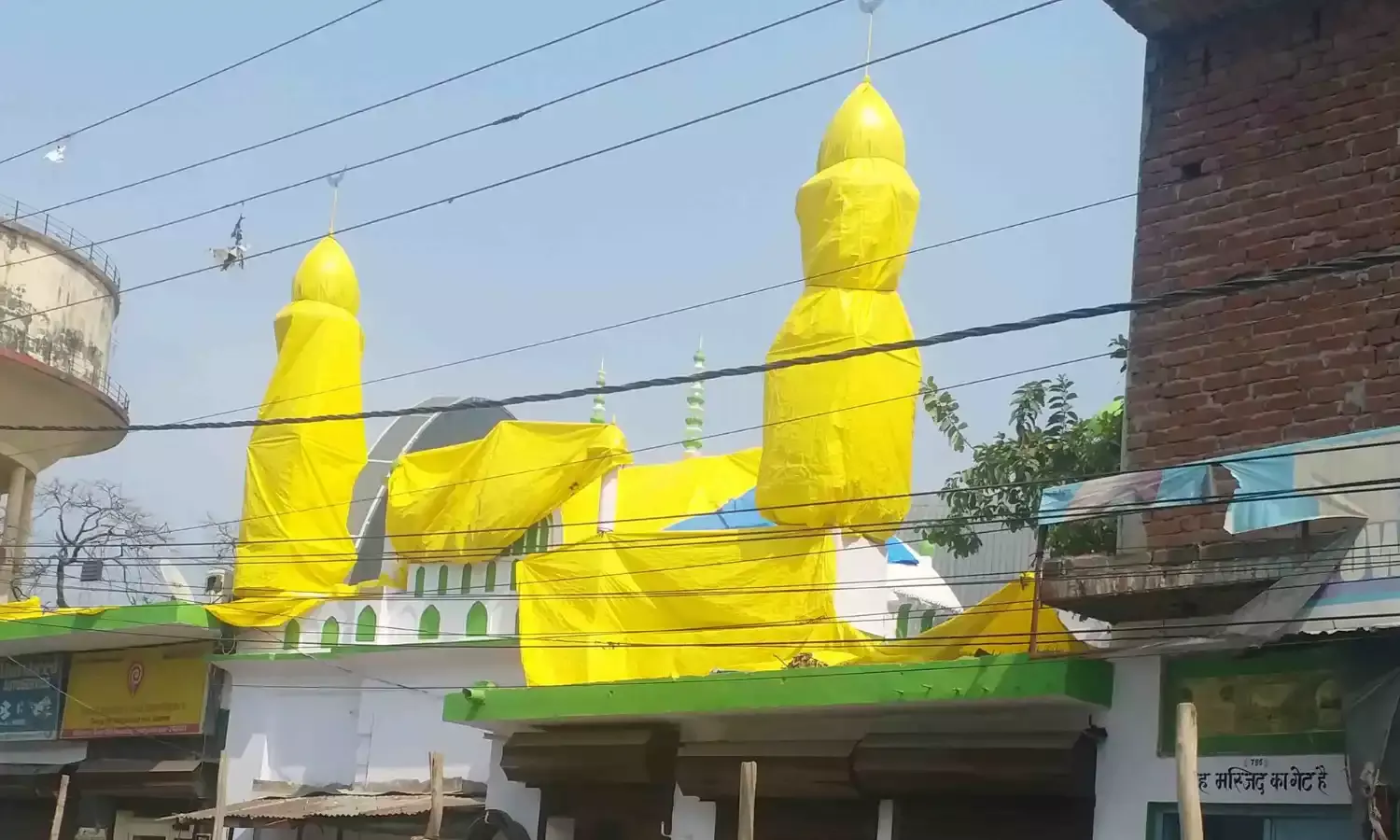 संभल-शाहजहांपुर सहित कई संवेदनशील शहरों में मस्जिदों को तिरपाल से ढका गया…