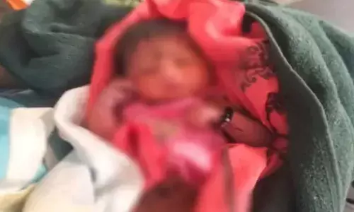 रायपुर में दो महीने की मासूम को झाड़ियों में फेंका, मेकाहारा अस्पताल में एडमिट