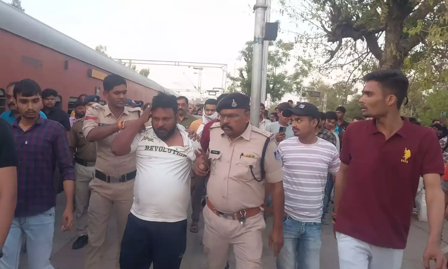 गरीब आदिवासी लोगों को धर्मांतरण कराने, छिंदवाड़ा से पंजाब ले जा रहा धर्मांतरण का सरगना, स्टेशन पर पकड़ाया…