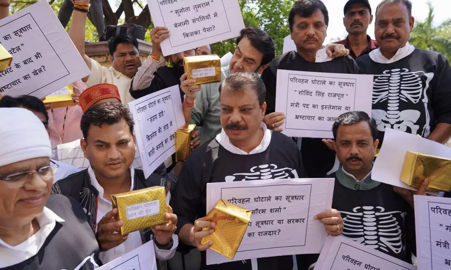 हाथों में सोने की ईंट और काले कपड़े पहनकर उमंग सिंघार बोले- सौरभ शर्मा छोटी मछली