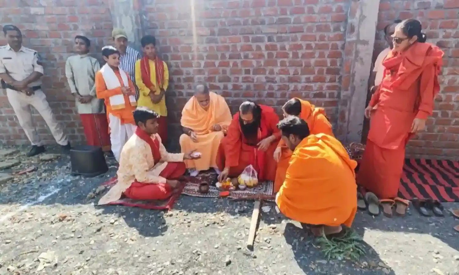 स्नान पर्व के दौरान यूट्यूबर्स पर लगेगा बैन! अखाड़ा परिषद अध्यक्ष ने कहा - सनातन को बदनाम करते हैं ऐसे लोग