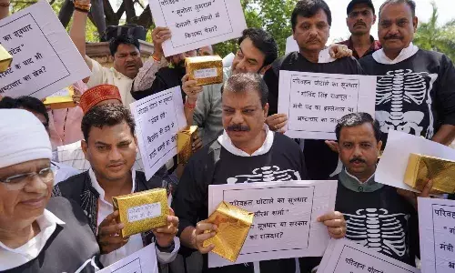 हाथों में सोने की ईंट और काले कपड़े पहनकर उमंग सिंघार बोले- सौरभ शर्मा छोटी मछली