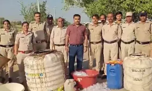 अवैध शराब फैक्ट्री पर आबकारी विभाग का छापा