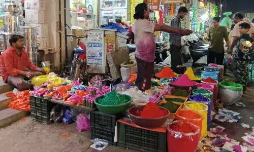 होली पर टूटा रिकार्ड, पिछले साल से 15 फीसदी ज्यादा हुआ कारोबार