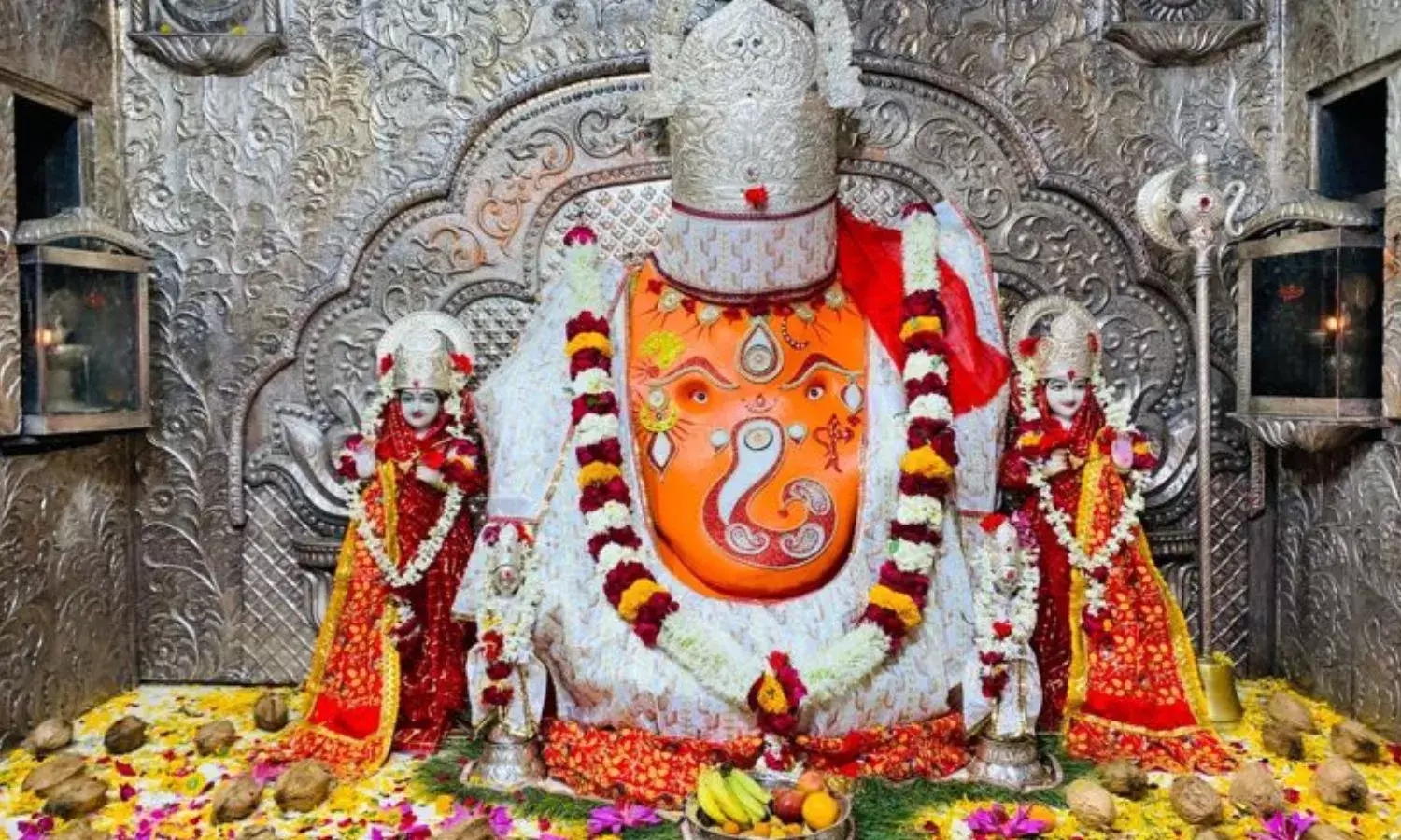 खजराना गणेश मंदिर में 1.21 करोड़ का चढ़ावा, पुराने नोट और महंगी घड़ी मिली