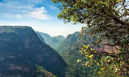 अप्रैल में घूमने का बना रहे हैं प्लान, तो इन जगहों पर करें विजिट, होगा सुकूनता का अनुभव