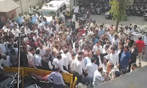 इंदौर में वकीलों का हंगामा