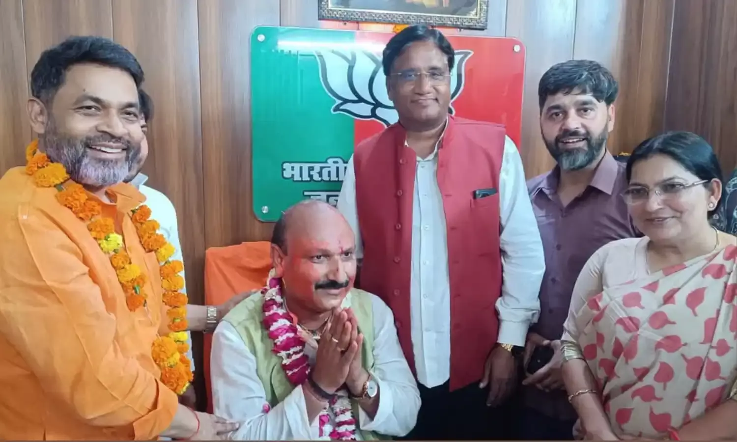 वही शागिर्द फिर हो जाते हैं उस्ताद ऐ जौहर, जो जान-ओ-दिल से ख़िदमत-ए-उस्ताद करते हैं वही शागिर्द फिर हो जाते हैं उस्ताद ऐ जौहर, जो जान-ओ-दिल से ख़िदमत-ए-उस्ताद करते हैं