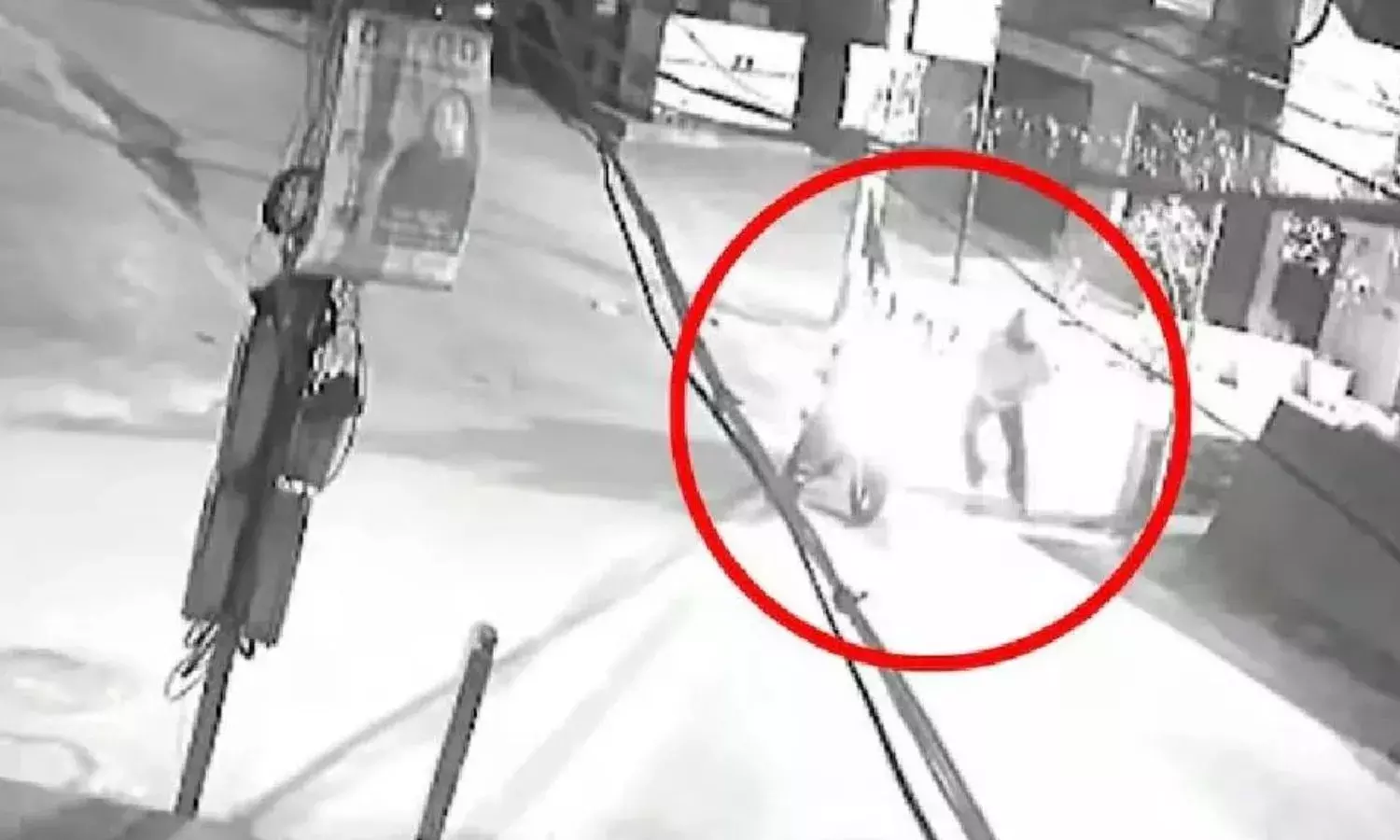 अमृतसर में मंदिर पर ग्रेनेड हमला करने वाले का एनकाउंटर, CCTV में दिखे थे दो हमलावर अमृतसर में मंदिर पर ग्रेनेड हमला करने वाले का एनकाउंटर, CCTV में दिखे थे दो हमलावर