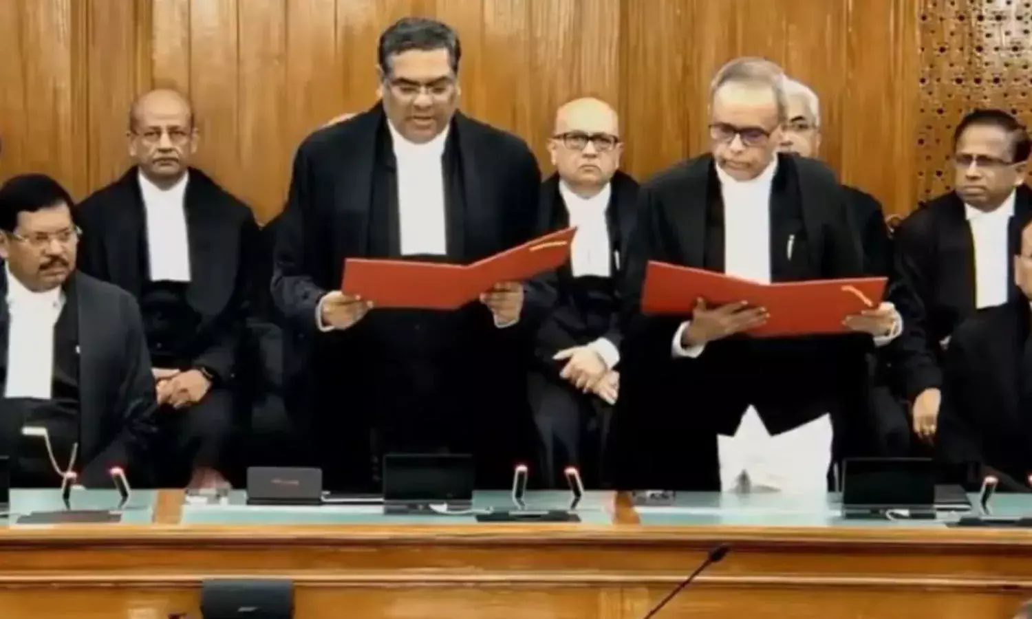 जस्टिस जॉयमाल्या बागची बने सुप्रीम कोर्ट के जज , CJI संजीव खन्ना ने दिलाई शपथ जस्टिस जॉयमाल्या बागची बने सुप्रीम कोर्ट के जज , CJI संजीव खन्ना ने दिलाई शपथ