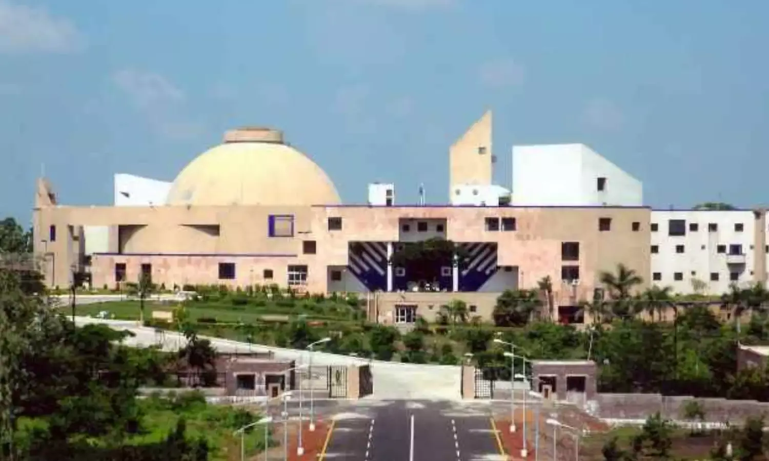 सदन से वॉक आउट कर कांग्रेस ने जताया विरोध, कहा -  MP में है जंगलराज