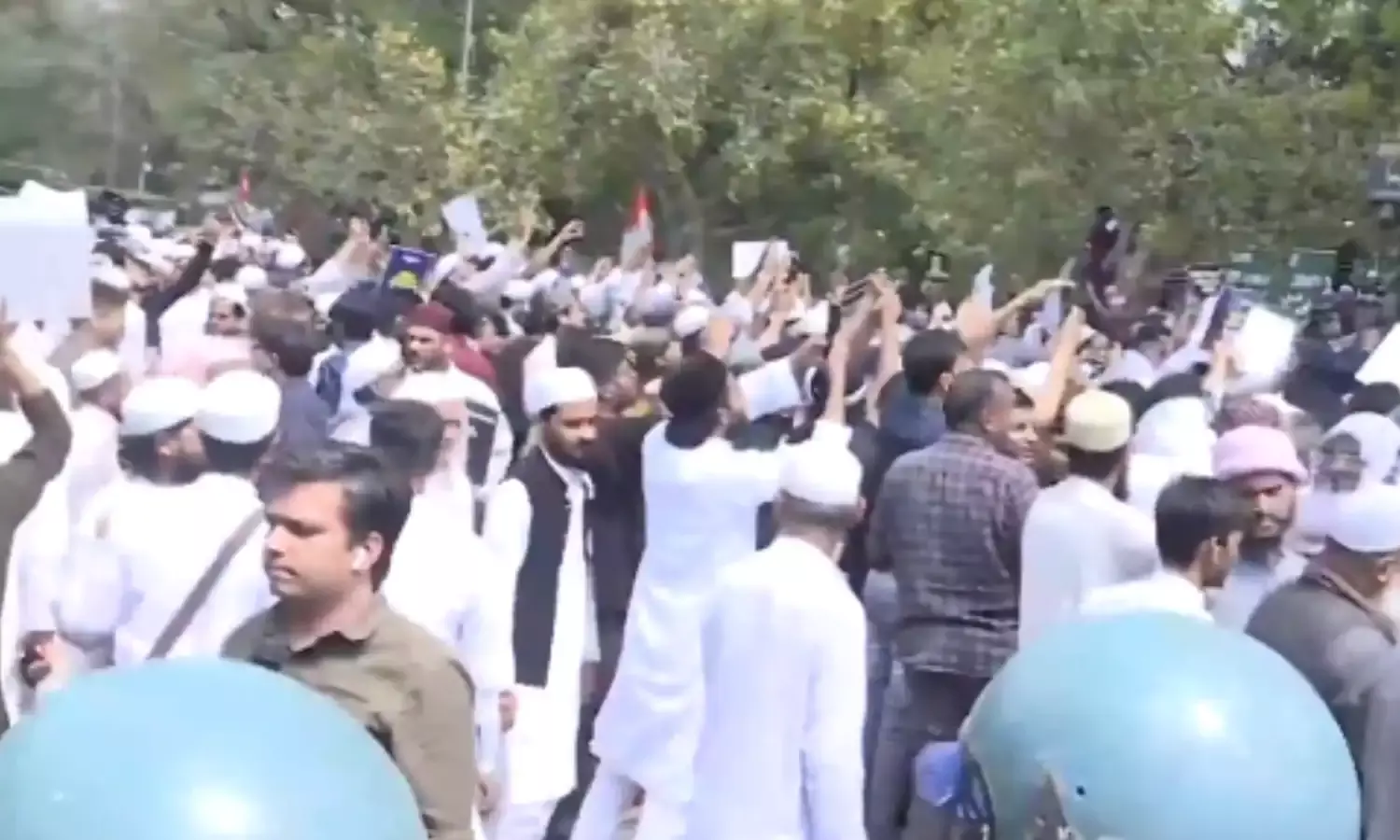 जंतर-मंतर पर मुस्लिम पर्सनल लॉ बोर्ड के विरोध में जय श्री राम के नारे, मेरठ के तीन निवासी पुलिस हिरासत में