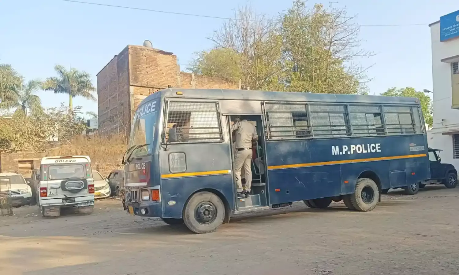 गडरा हत्याकांड के आरोपियों की धरपकड़ जारी…