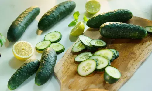 गर्मियों में खीरा खाना कितना फायदेमंद? जानें इसके लाभ और साइड इफेक्ट्स
