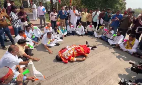 विधानसभा परिसर में कांग्रेस का कुंभकर्णी प्रदर्शन, बीन बजाकर सरकार को नींद से जगाने की कही बात