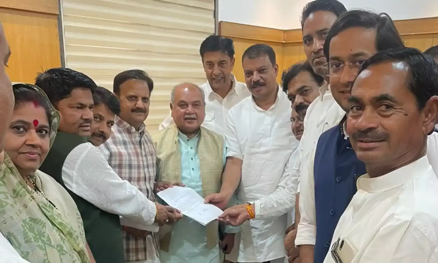 उमंग सिंघार समेत कांग्रेस विधयाकों ने विधानसभा अध्यक्ष को सौंपा ज्ञापन, 15 करोड़ विकास निधि का का मामला