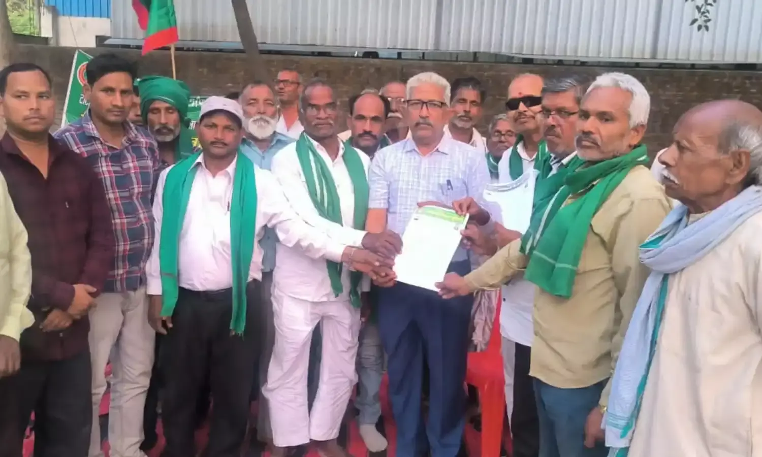 बाकी मुआवजा के लिए किसानों ने किया प्रदर्शन, तहसीलदार को थमाया ज्ञापन…