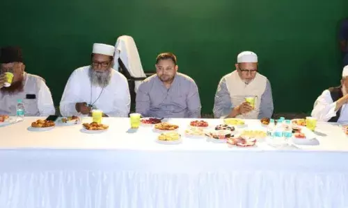 तेजस्वी यादव के दरभंगा दौरे पर सियासत गर्म, मंदिर में पूजा और इफ्तार में शिरकत पर उठा विवाद तेजस्वी यादव के दरभंगा दौरे पर सियासत गर्म, मंदिर में पूजा और इफ्तार में शिरकत पर उठा विवाद