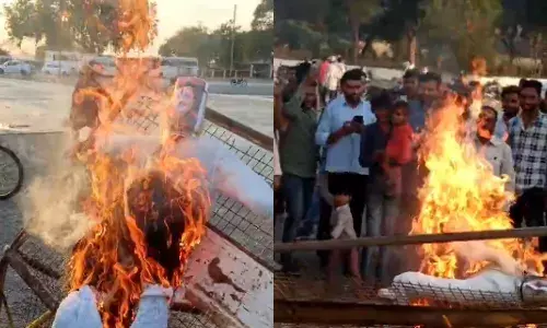 उज्जैन में लोगों ने फूंका भाजपा विधायक अनिल जैन कालूहेड़ा का पुतला, स्थायी जमीन अधिग्रहण से नाराज किसान उज्जैन में लोगों ने फूंका भाजपा विधायक अनिल जैन कालूहेड़ा का पुतला, स्थायी जमीन अधिग्रहण से नाराज किसान