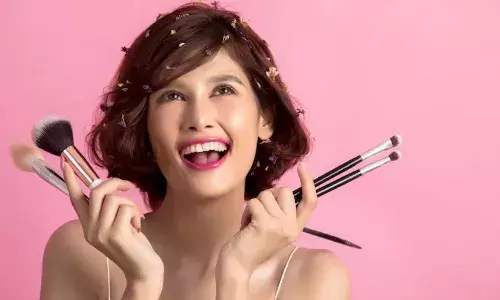 गर्मी में मेकअप से आने वाले पसीने से परेशान? अपनाएं ये 4 आसान टिप्स