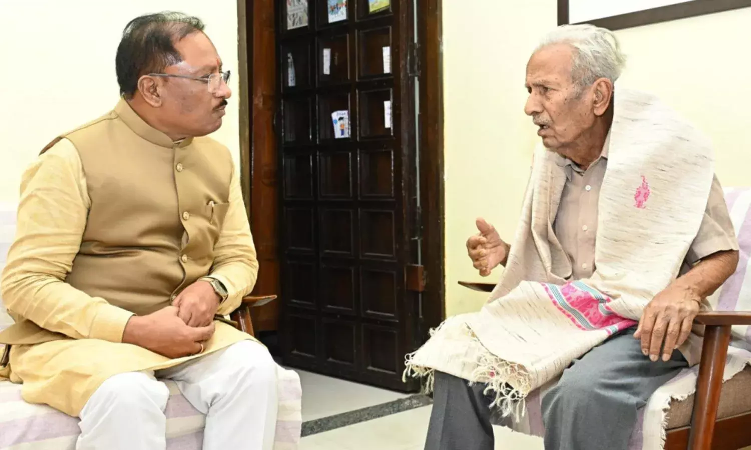 सीएम साय ने साहित्यकार विनोद कुमार शुक्ल से की मुलाकात, सीएम बोले - शुक्ल ने बढ़ाया छत्तीसगढ़ का मान