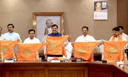 मुख्यमंत्री ने मंत्रियों को भेंट किए विक्रमादित्य ध्वज...