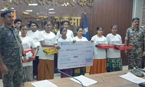 मुठभेड़ के बाद 9 नक्सलियों ने किया आत्मसमर्पण, 6 महिलाएं भी शामिल