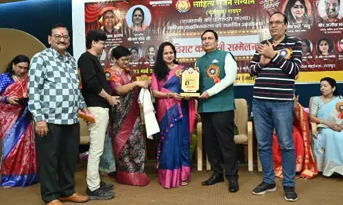 कवि सम्मेलन में बिलासपुर की रचनाकार श्रीमती अर्पणा अंजन सहित सभी रचनाकारों का पूर्व आयुक्त और साहित्यकार श्री संजय अलंग एवं संस्था अध्यक्ष अजीत शर्मा ने सम्मान किया