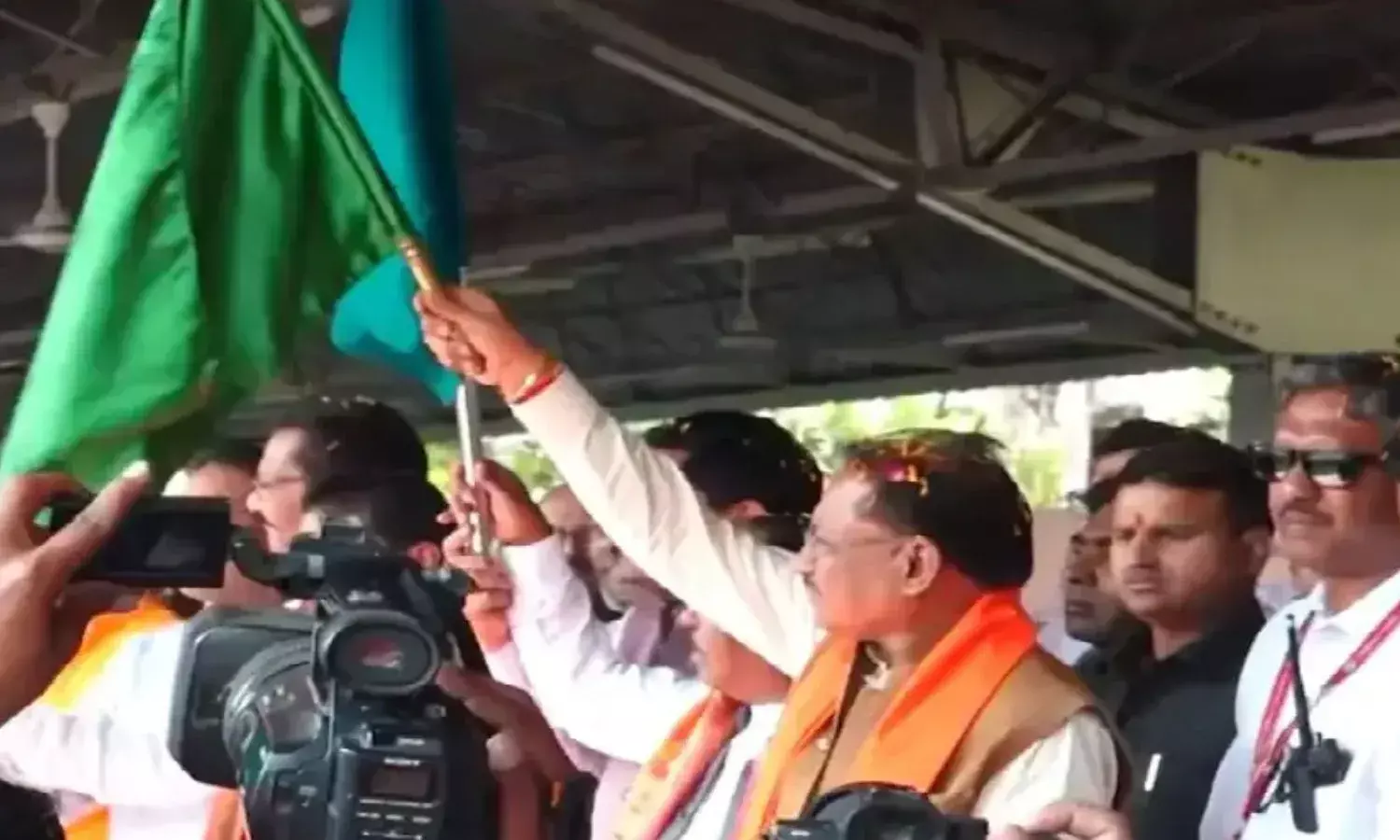 सीएम साय ने ट्रेन को दिखाई हरी झंडी, कहा - संवेदनशील सरकार की पहल सीएम साय ने ट्रेन को दिखाई हरी झंडी, कहा - संवेदनशील सरकार की पहल