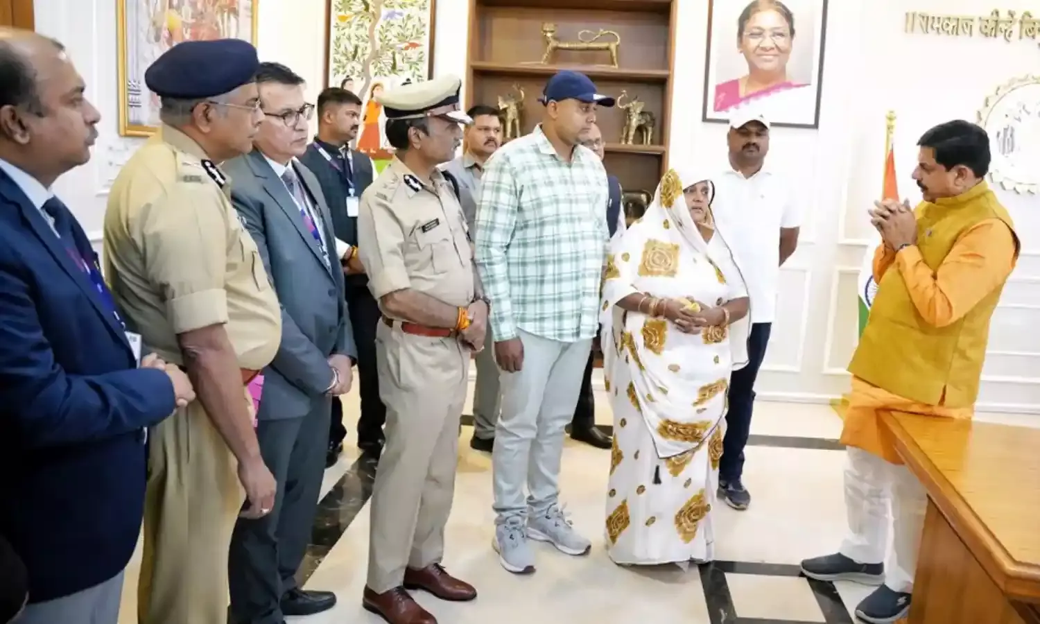 शहीद ASI रामचरण गौतम के परिजनों को सीएम मोहन यादव ने दी एक करोड़ रुपए की आर्थिक सहायता